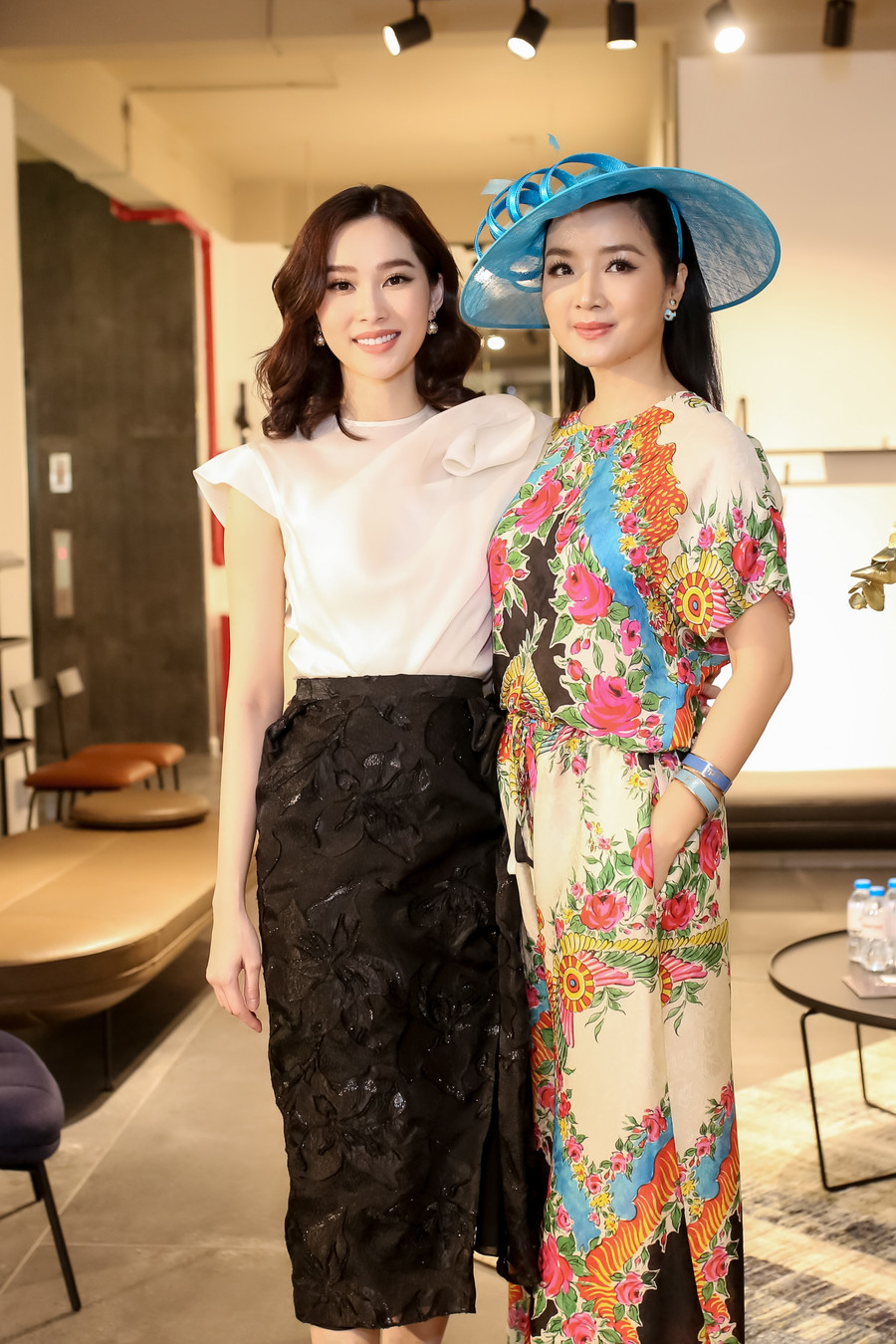 Tại sự kiện, Hoa hậu Đặng Thu Thảo xuất hiện với nhan sắc xinh đẹp rạng ngời. Bà mẹ một con tự tin đọ sắc với một trong những mỹ nhân sở hữu vẻ ngoài trẻ đẹp vượt thời gian của showbiz Việt - Hoa hậu Giáng My.