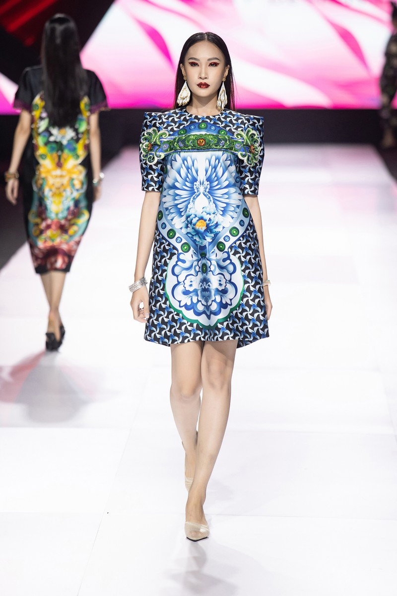  Phát huy thế mạnh của mình trong việc xử lý các chất liệu truyền thống Việt Nam, Thủy Nguyễn đã giúp BST đậm đà dấu ấn hồn Việt, mang nét nghệ thuật xưa đến gần với hiện đại.