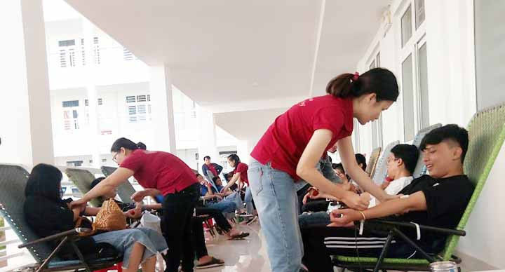 Ngày hội hiến máu tình nguyện của Đoàn trường Đại học Nông lâm TP.Hồ Chí Minh phân hiệu Gia Lai nhận được sự hưởng ứng của đông đảo sinh viên. Ảnh: Phan Lài Ngày hội hiến máu tình nguyện của Đoàn trường Đại học Nông lâm TP.Hồ Chí Minh phân hiệu Gia Lai nhận được sự hưởng ứng của đông đảo sinh viên. Ảnh: Phan Lài