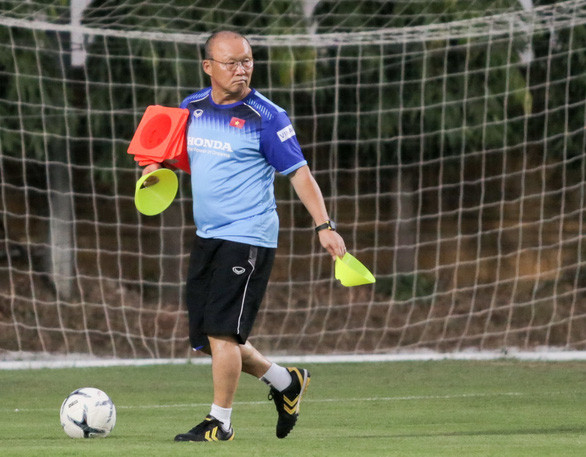 HLV Park Hang Seo trong buổi tập chiều 29-10 - Ảnh: HỮU TẤN HLV Park Hang Seo trong buổi tập chiều 29-10 - Ảnh: HỮU TẤN