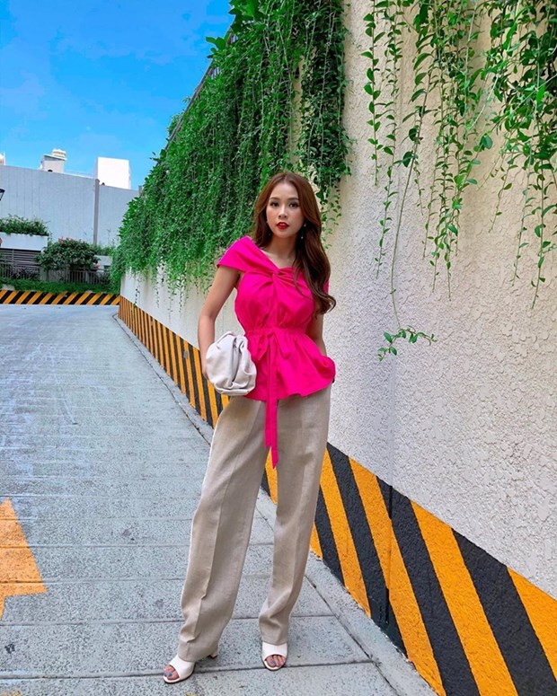 Trong khi kiểu quần ống rộng tôn đôi chân dài, chiếc áo peplum hồng rực lại giúp Sam lan tỏa sức hút mạnh mẽ, khó bị hòa lẫn khi xuống phố.