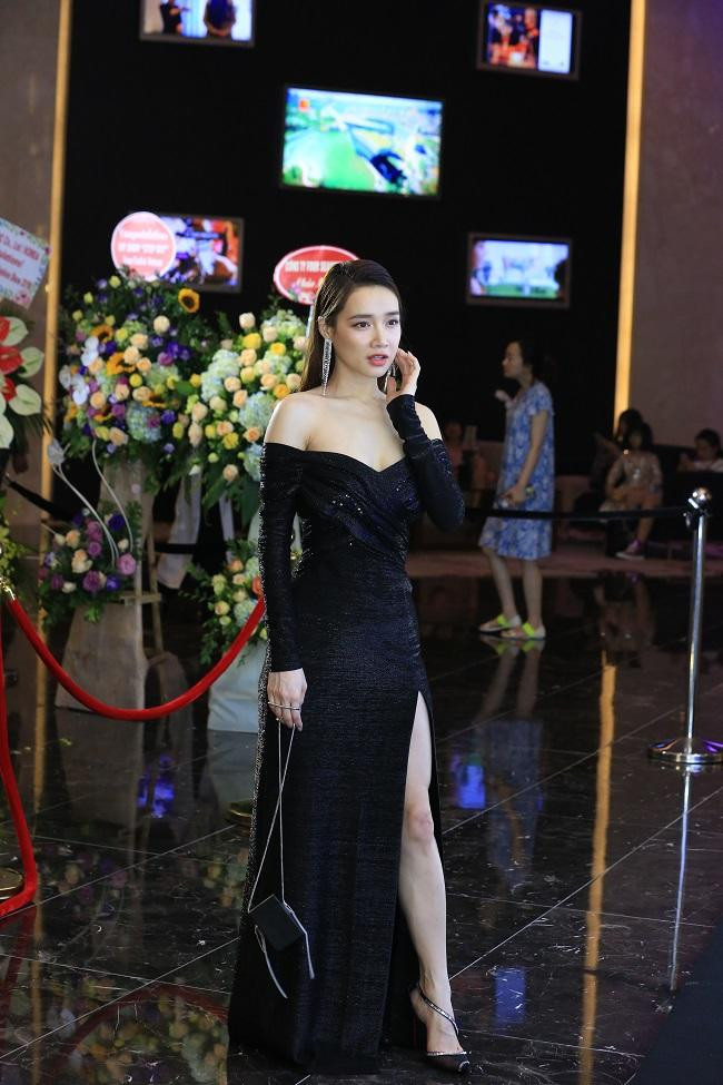 Thiết kế cắt xẻ của váy giúp mỹ nhân Việt khoe được “điểm vàng” trên cơ thể