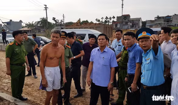  Lãnh đạo TP Hải Phòng thị sát khu vực đất bị chiếm và xây dựng trái phép trong chiều 3-10 - Ảnh: TIẾN THẮNG