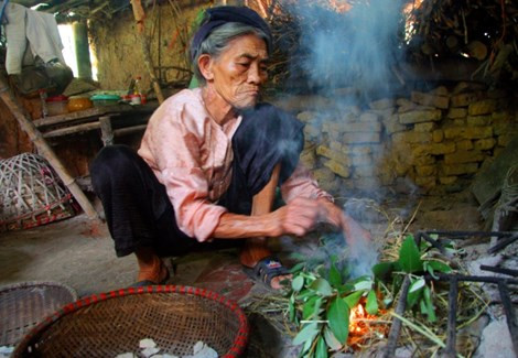 Để làm miếng đất có mùi thơm, miếng đất sẽ được đốt rơm hun cùng với lá sim cho khói quyện vào miếng đất. Để làm miếng đất có mùi thơm, miếng đất sẽ được đốt rơm hun cùng với lá sim cho khói quyện vào miếng đất.