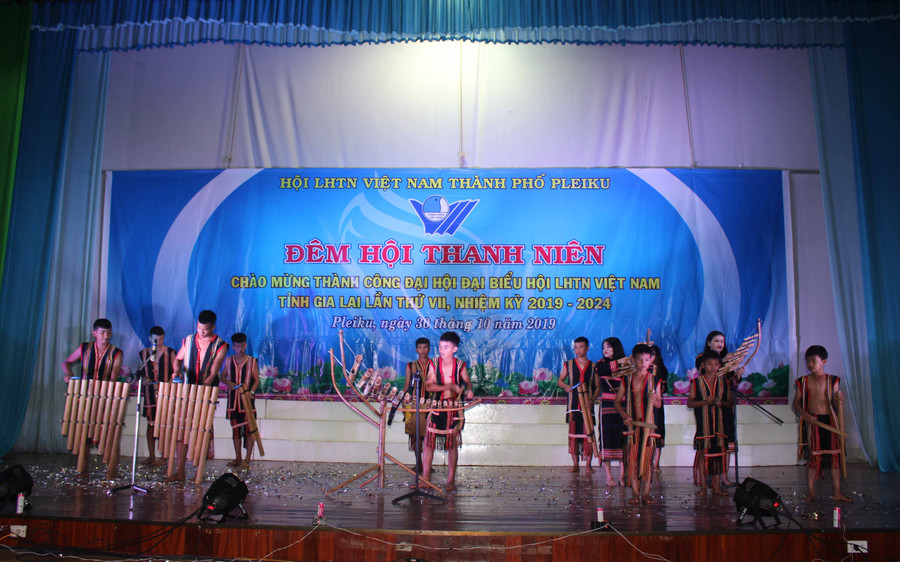 Hòa tấu nhạc cụ dân tộc của Đội âm nhạc phường Thắng Lợi. Ảnh: Thuye Bình