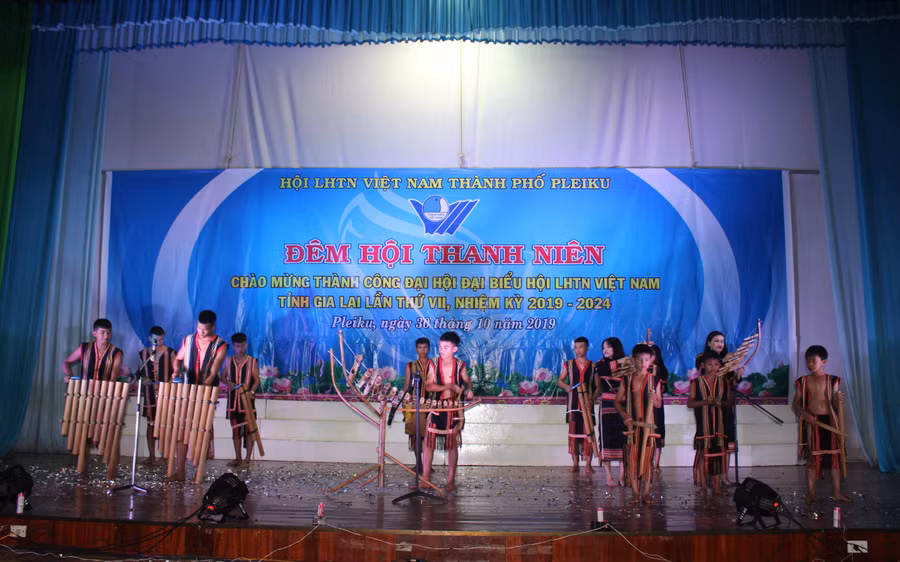 Hòa tấu nhạc cụ dân tộc của Đội âm nhạc phường Thắng Lợi. Ảnh: Thuye Bình