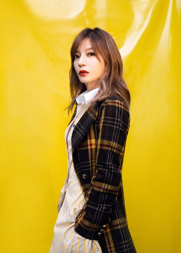 Tông trang điểm đậm đà, sắc nét cùng màu tóc nâu sáng của nàng “Én nhỏ”