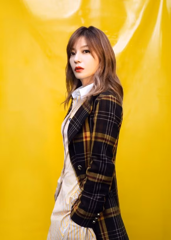 Tông trang điểm đậm đà, sắc nét cùng màu tóc nâu sáng của nàng “Én nhỏ”