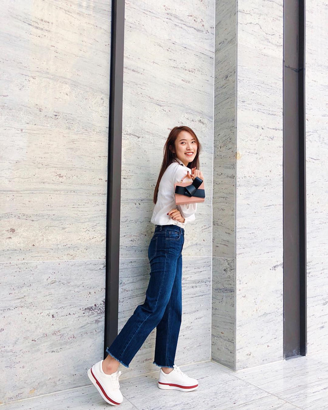 Ngoài những thương hiệu cao cấp, Khánh Vy cũng chuộng túi xách của các nhãn hàng bình dân. Cách để làm nổi bật set đồ đến từ việc lựa chọn phụ kiện đi kèm tông màu ngọt ngào như hồng pastel, xanh baby...