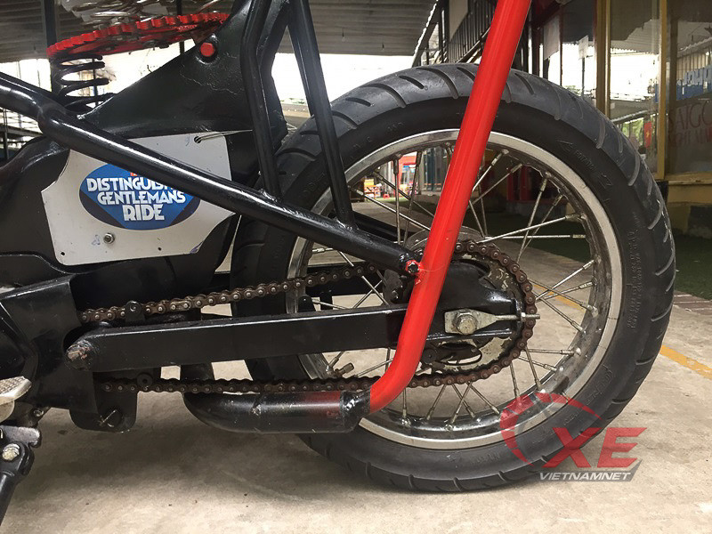 Vì là phong cách chopper nên phuộc sau được lược bỏ, thay thế phần khung sườn phụ vừa có tác dụng chịu lực, vừa tạo nét riêng cho bản độ này.