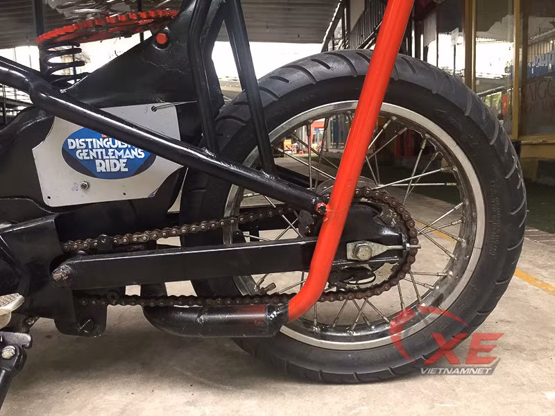 Vì là phong cách chopper nên phuộc sau được lược bỏ, thay thế phần khung sườn phụ vừa có tác dụng chịu lực, vừa tạo nét riêng cho bản độ này.