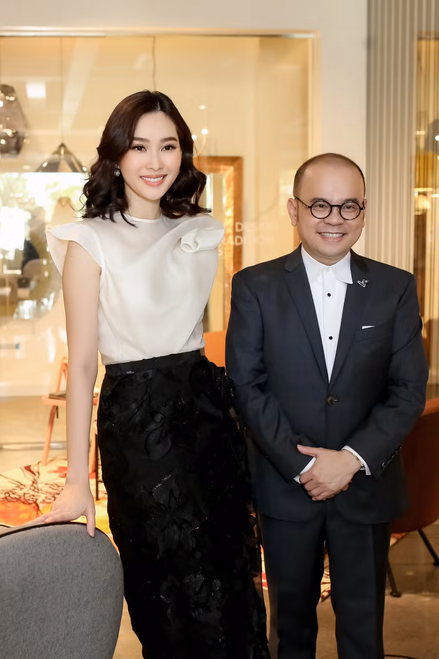 Cả hai người đẹp chúc mừng doanh nhân Dương Quốc Nam nhân dịp anh khai trương cửa hàng nội thất mới.