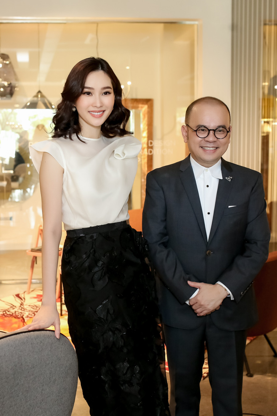 Cả hai người đẹp chúc mừng doanh nhân Dương Quốc Nam nhân dịp anh khai trương cửa hàng nội thất mới.