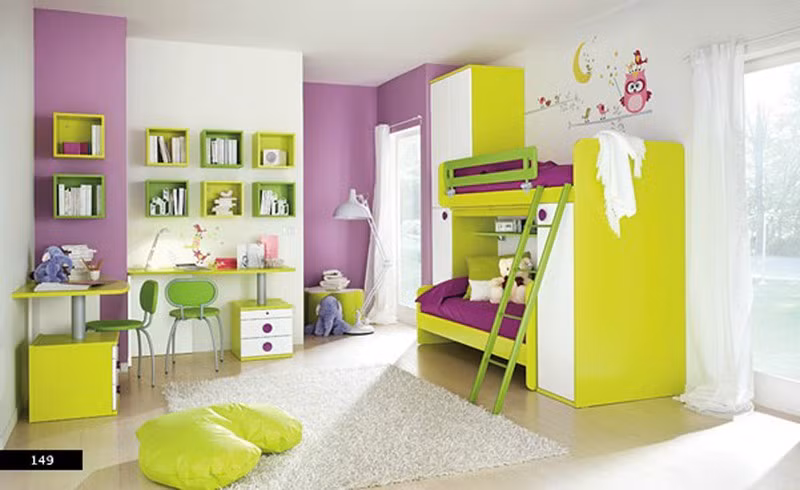 Góc học tập của trẻ thật xinh xắn khi có các vật dụng thiết kế bằng sự kết hợp giữa màu trắng, xanh cốm trên nền tường màu trắng và tím.