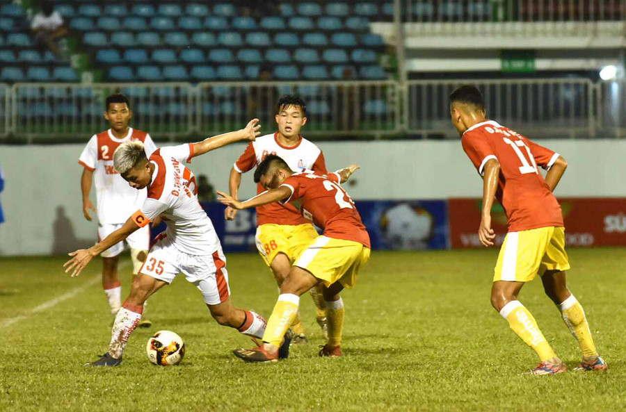 Đội chủ nhà bế tắc hoàn toàn trước đội khách. Ảnh: Văn Ngọc