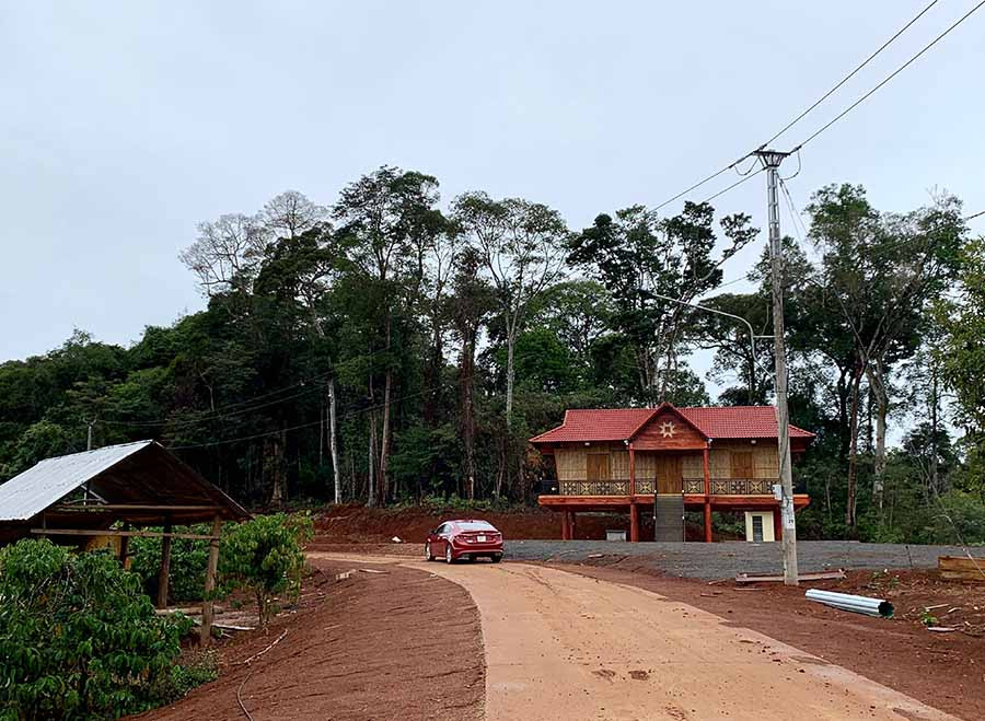  Ngôi nhà rông được đầu tư bài bản có thể làm nơi lưu trú cho những đoàn khách đông người. Ảnh: P.L