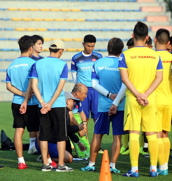 Lối chơi của ông Park luôn cần trung phong cắm là mẫu cầu thủ biết chọn điểm nóng nhận bóng để ghi bàn, kiến tạo hoặc làm tường. Ảnh VPF.