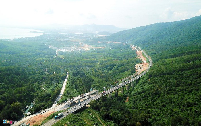 Công nhân đang gấp rút thi công những hạng mục còn lại ở các cầu tại đường dẫn phía bắc và nam hầm.  Công nhân đang gấp rút thi công những hạng mục còn lại ở các cầu tại đường dẫn phía bắc và nam hầm.