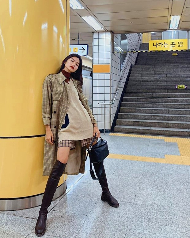  ''Mượn'' nhà ga ở Seoul làm sàn diễn, Kim Dung tự tin ''thả dáng'' với layer trang phục cá tính, phối áo khoác trench và túi Loewe yêu thích.