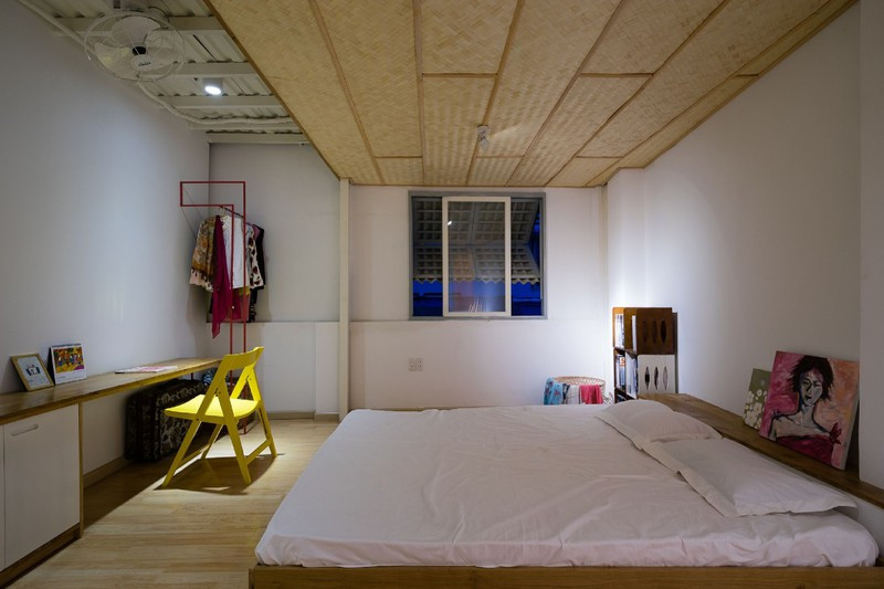 Tấm phên tre đặt trên trần giúp căn phòng không bị nóng. Tấm phên tre đặt trên trần giúp căn phòng không bị nóng.