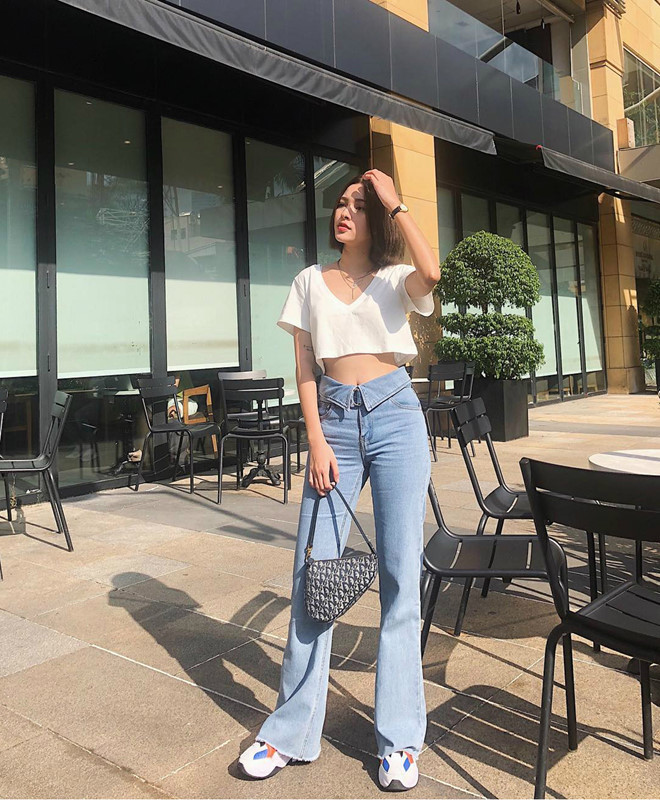 Cùng một đôi giày, Tú Hảo có hai cách phối đồ với quần jeans khác nhau. Ở set đồ này, cô sử dụng quần ống loe nhỏ có cạp cách điệu và áo crop top khoe vòng eo con kiến. Ảnh: @tu_hhao.