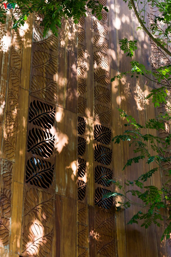 Các mảng gỗ được trổ hoa văn tinh tế, rất đẹp khi ánh nắng soi vào.