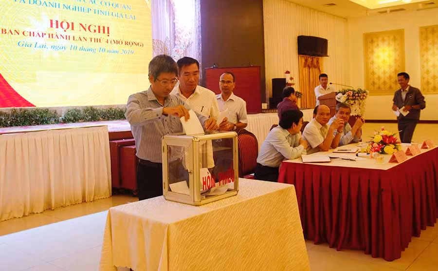 2Các đại biểu bỏ phiếu tín nhiệm bổ sung quy hoạch Ban Chấp hành Đảng bộ Khối nhiệm kỳ 2020-2025-ảnh PL