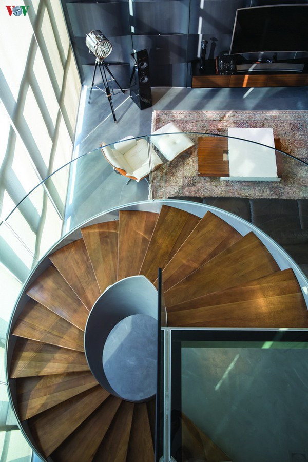 Góc nhìn ấn tượng từ trên cầu thang xoắn xuống khoảng thông tầng và phòng khách Góc nhìn ấn tượng từ trên cầu thang xoắn xuống khoảng thông tầng và phòng khách