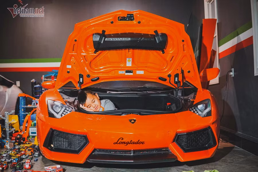 Góc ngộ nghĩnh của bé Bentley Phi Trần trên chiếc siêu xe Lamborghini Aventador của bố. Ảnh: Longtador