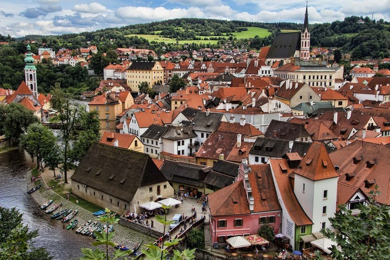  Cesky Krumlov được coi là thành phố đẹp nhất ở Czech, chắc chắn nên đến sau Prague. Đến đây, nhất định bạn phải đi dạo bộ quanh thành phố (Ảnh: © peter86ba/Pixabay).