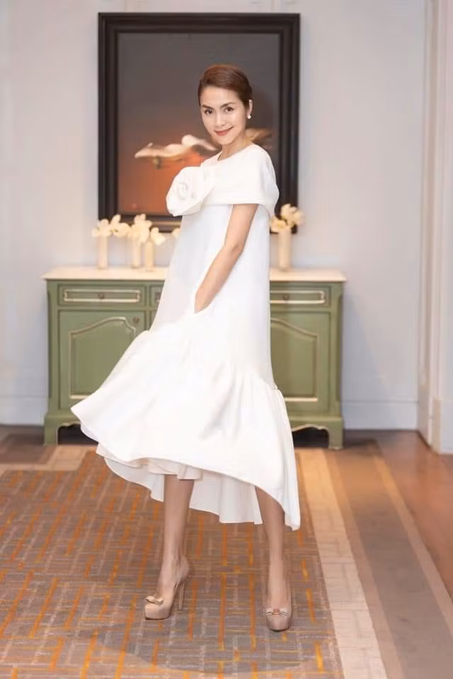 Chọn cho mình chiếc váy suông, giấu nhẹm 3 vòng, người đẹp mang đến nét thanh tao, quyến rũ cực kỳ.