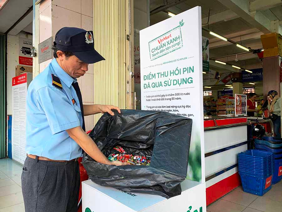  Sau gần 2 tháng triển khai, chương trình đã thu được hơn 5 kg pin cũ. Ảnh: P.L