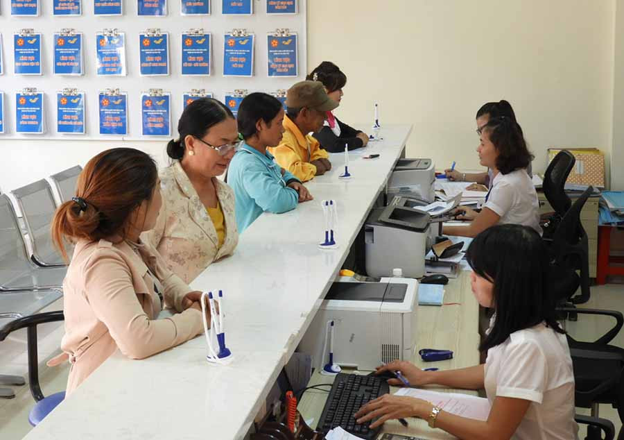  Người dân đến giải quyết TTHC tại bộ phận một cửa của huyện Ia Grai. Ảnh: T.N