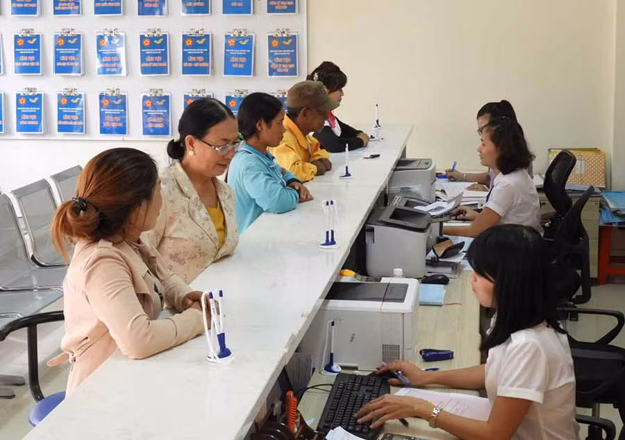  Người dân đến giải quyết TTHC tại bộ phận một cửa của huyện Ia Grai. Ảnh: T.N