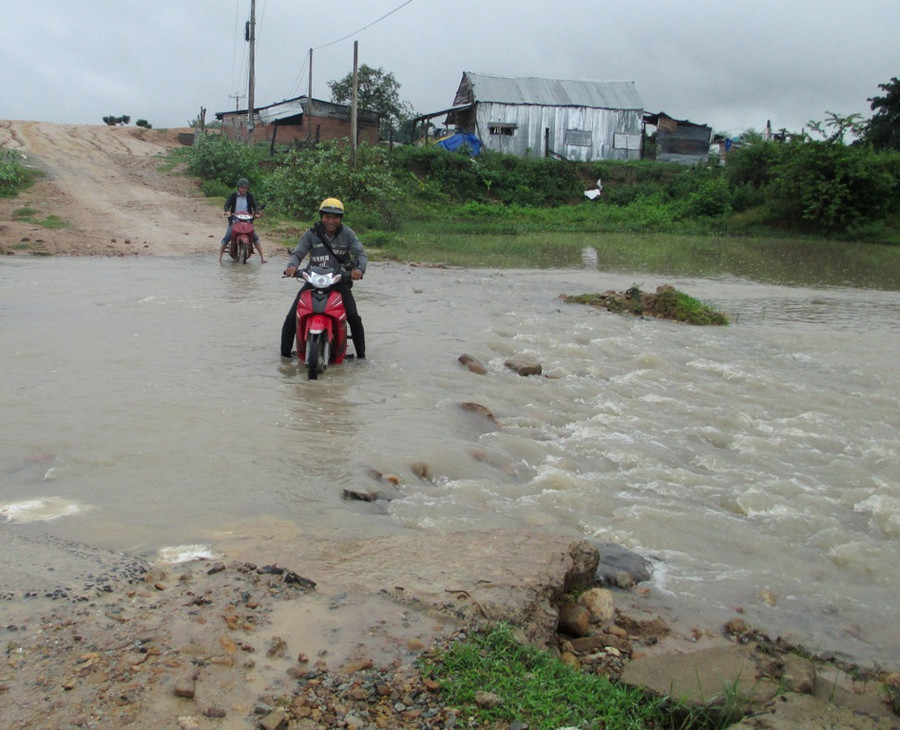 Người dân không nên qua lại các sông, suối khi nước lớn