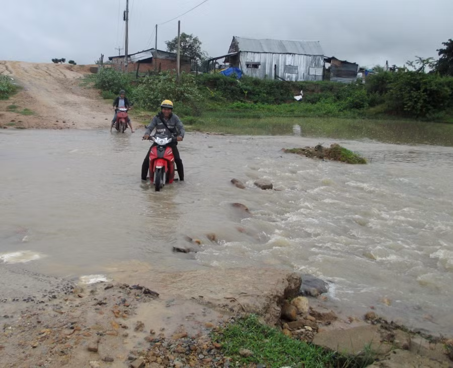 Người dân không nên qua lại các sông, suối khi nước lớn