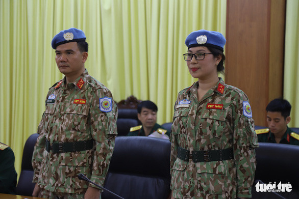 Thượng tá Lê Ngọc Sơn và thiếu tá Nguyễn Thị Minh Phương trong buổi nhận quyết định - Ảnh: DANH TRỌNG  Thượng tá Lê Ngọc Sơn và thiếu tá Nguyễn Thị Minh Phương trong buổi nhận quyết định - Ảnh: DANH TRỌNG