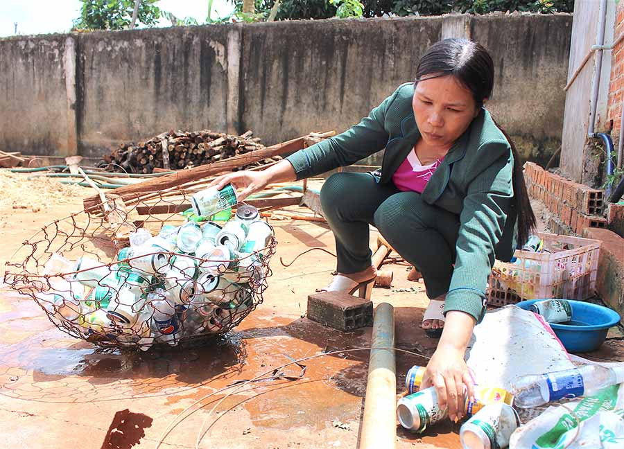  Chị Võ Thị Hồng Gấm-Chủ tịch Hội LHPN xã Ia Blang gom vỏ lon bán gây quỹ tình thương. Ảnh: H.T