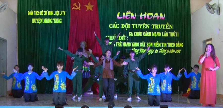 Phần biểu diễn của đội Đak Jơ Ta tại hội thi. Ảnh: Hà Phương