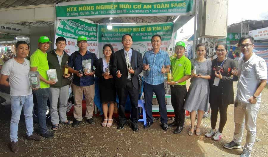  Các thành viên của Hợp tác xã FAOS tại Hội chợ triển lãm hàng công nghiệp nông thôn tiêu biểu khu vực miền Trung-Tây Nguyên tháng 8-2019. Ảnh: K.H