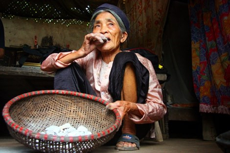 “Ngày xưa nhiều người nghiện món này lắm, nhất là bà bầu khi nghén ăn món này cứ như phải lòng ấy”. Theo cụ Biện, loại đất ngói ăn được này rất tốt cho phụ nữ mang thai vì đất này chứa nhiều canxi lại mát cho cơ thể. “Ngày xưa nhiều người nghiện món này lắm, nhất là bà bầu khi nghén ăn món này cứ như phải lòng ấy”. Theo cụ Biện, loại đất ngói ăn được này rất tốt cho phụ nữ mang thai vì đất này chứa nhiều canxi lại mát cho cơ thể.