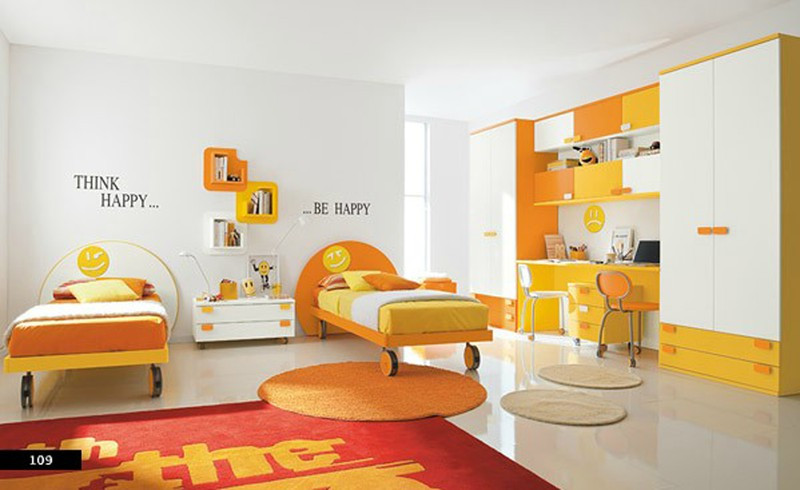 Hai chiếc giường đôi màu vàng cam với chân là những chiếc bánh xe tròn có thể giúp bạn di chuyển một cách dễ dàng. Chiếc tủ kéo dài, được thiết kế độc đáo, ở giữa là bàn học dành cho 2 trẻ nhỏ. Hai chiếc giường đôi màu vàng cam với chân là những chiếc bánh xe tròn có thể giúp bạn di chuyển một cách dễ dàng. Chiếc tủ kéo dài, được thiết kế độc đáo, ở giữa là bàn học dành cho 2 trẻ nhỏ.
