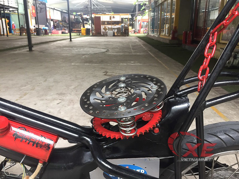 Yên đơn nguyên bản của xe được độ lại, thể hiện sự sáng tạo không giới hạn. Gọi là yên thực chất là chi tiết đĩa phanh trước của chiếc Honda AirBlade hỏng, được tận dụng lại.