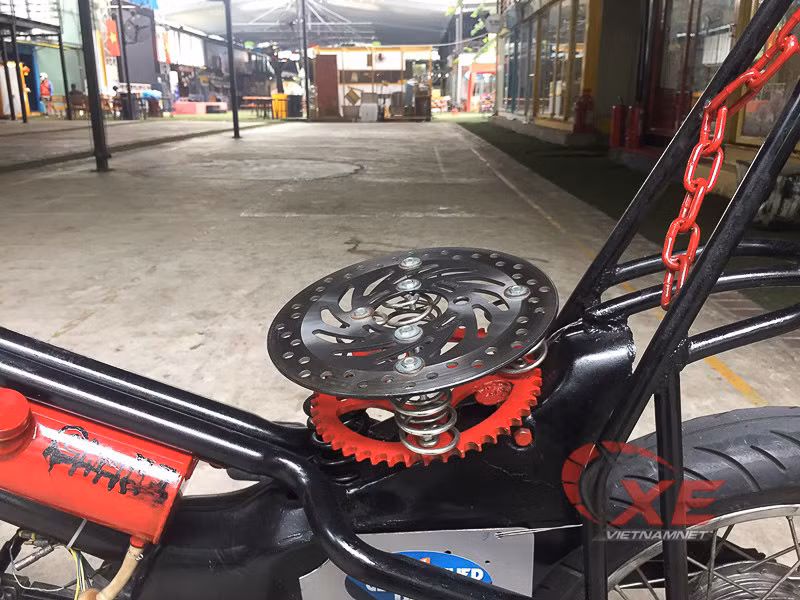 Yên đơn nguyên bản của xe được độ lại, thể hiện sự sáng tạo không giới hạn. Gọi là yên thực chất là chi tiết đĩa phanh trước của chiếc Honda AirBlade hỏng, được tận dụng lại.