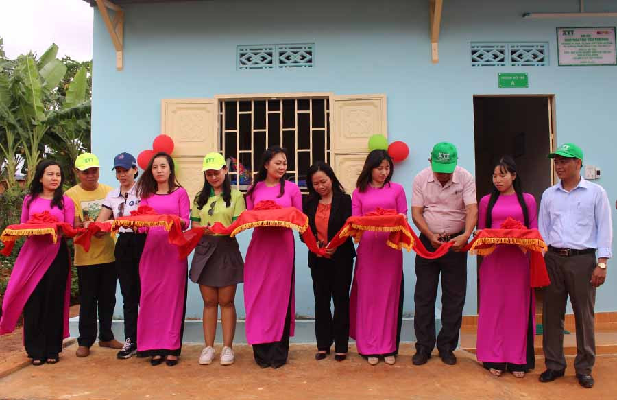 Các đại biểu cắt băng khánh thành nhà nội trú mới cho các em học sinh Trường Phô thông Dân tộc bán trú THCS Lơ Pang. Ảnh: P.L