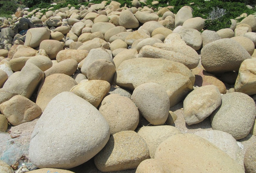  Vịnh Đá Trứng (trên tuyến đường ven biển 701, đoạn qua xã Phước Dinh, huyện Thuận Nam, tỉnh Ninh Thuận) có hàng nghìn viên đá lớn, nhỏ có hình dáng tròn trịa, nhẵn bóng như những quả trứng nằm trải dài trên một bãi biển cát trắng tuyệt đẹp.