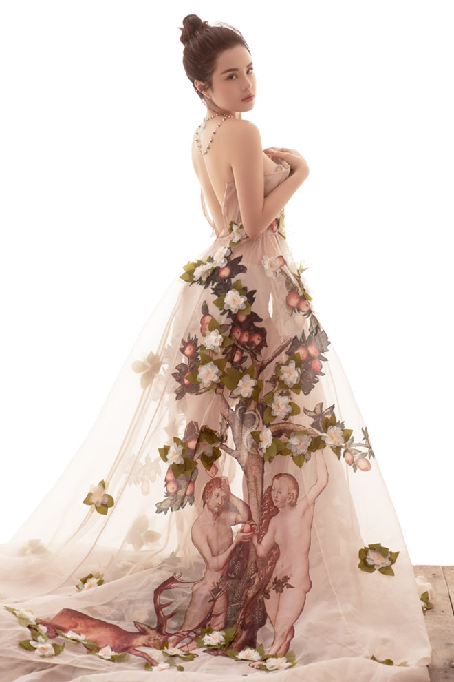 Nữ ca sĩ không ngại thử các mẫu đầm cúp ngực, xuyên thấu hay thậm chí là buông lơi trang phục cực kỳ sexy - Ảnh: Milor Trần