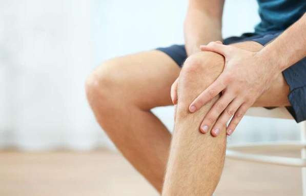 Ăn quá nhiều cà chua có thể gây đau khớp vì cà chua có một chất kiềm gọi là solanine, chất này tích tụ canxi trong các mô. Khi việc tích tụ canxi quá nhiều sẽ dẫn đến viêm, đau và sưng ở khớp. Ảnh minh họa: Internet Ăn quá nhiều cà chua có thể gây đau khớp vì cà chua có một chất kiềm gọi là solanine, chất này tích tụ canxi trong các mô. Khi việc tích tụ canxi quá nhiều sẽ dẫn đến viêm, đau và sưng ở khớp. Ảnh minh họa: Internet