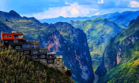 Đỉnh Mã Pí Lèng bị công trình xây dựng trái phép xâm lấn Đỉnh Mã Pí Lèng bị công trình xây dựng trái phép xâm lấn