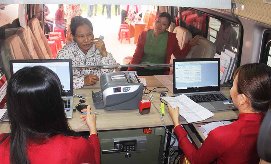  Các ngân hàng tăng lãi suất đi kèm ưu đãi nhằm thu hút khách hàng. Ảnh: S.C